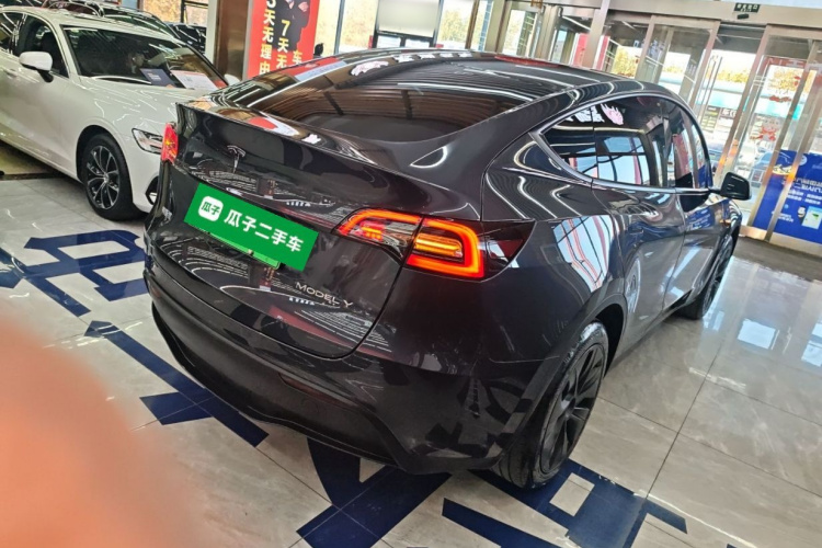 特斯拉 Model Y 2024款 后轮驱动版车身外观7