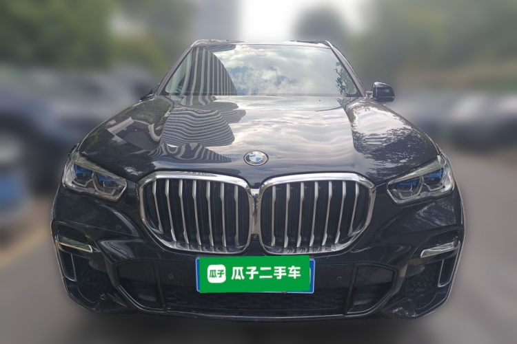 宝马X5 2022款 改款 xDrive 30Li 尊享型M运动套装车身外观2