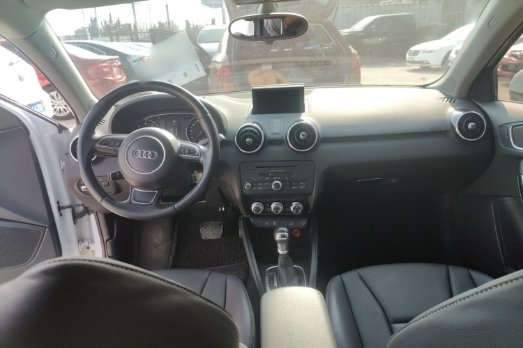 奥迪A1 2014款 30 TFSI Sportback舒适型中控内饰7002