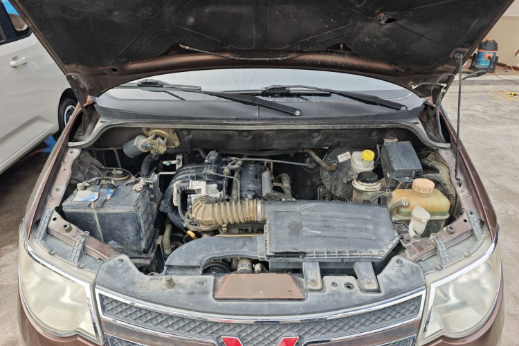 五菱汽车 五菱宏光 2013款 1.2L S舒适型国IV机舱底盘24