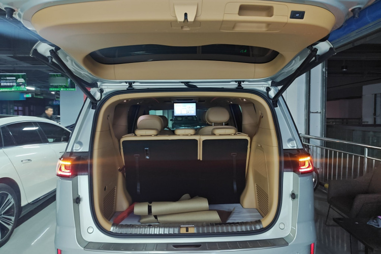 岚图汽车 岚图梦想家 2024款 PHEV 超长续航尊贵版机舱底盘23