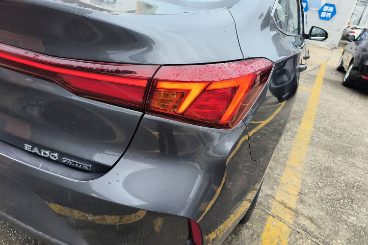 长安 逸动 2025款 PLUS 1.4T 双离合高能版车身外观9