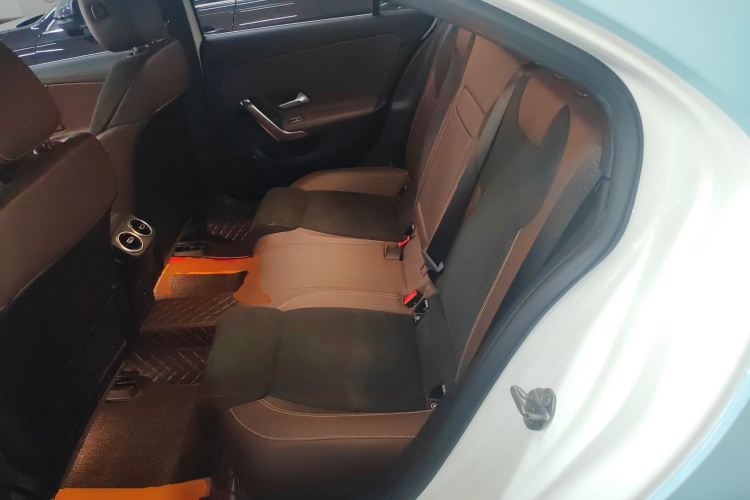 奔驰A级 2022款 改款二 A 200 L 运动轿车时尚型中控内饰21