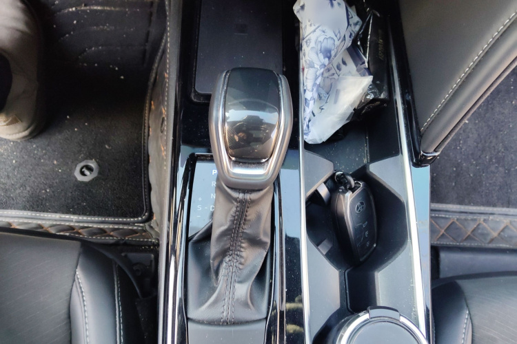 丰田 凯美瑞 2024款 双擎 2.0HXS 运动Plus版局部细节18