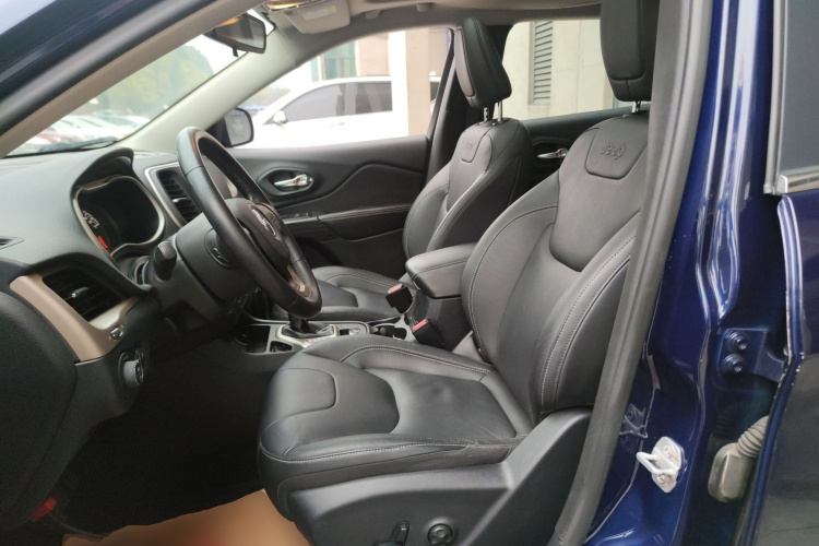 Jeep 自由光 2017款 2.0L 优越版中控内饰19