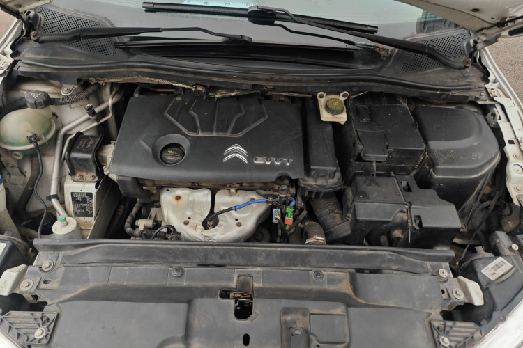 雪铁龙 世嘉 2013款 三厢 1.6L 自动品尚型机舱底盘24