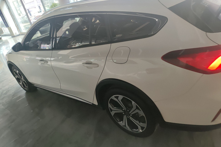 福特 福克斯 2021款 猎装版 EcoBoost 180 自动猎潮型车身外观6003