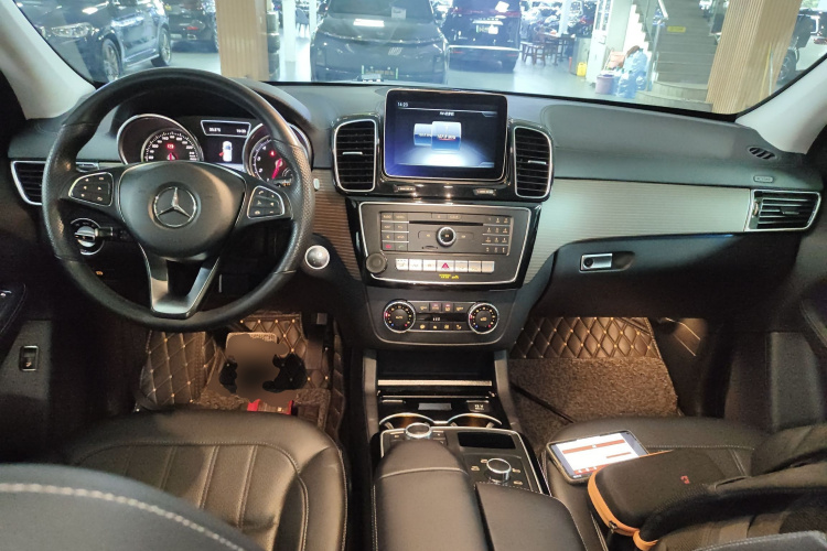 奔驰GLE 2018款 GLE 320 4MATIC 动感型臻藏版中控内饰12