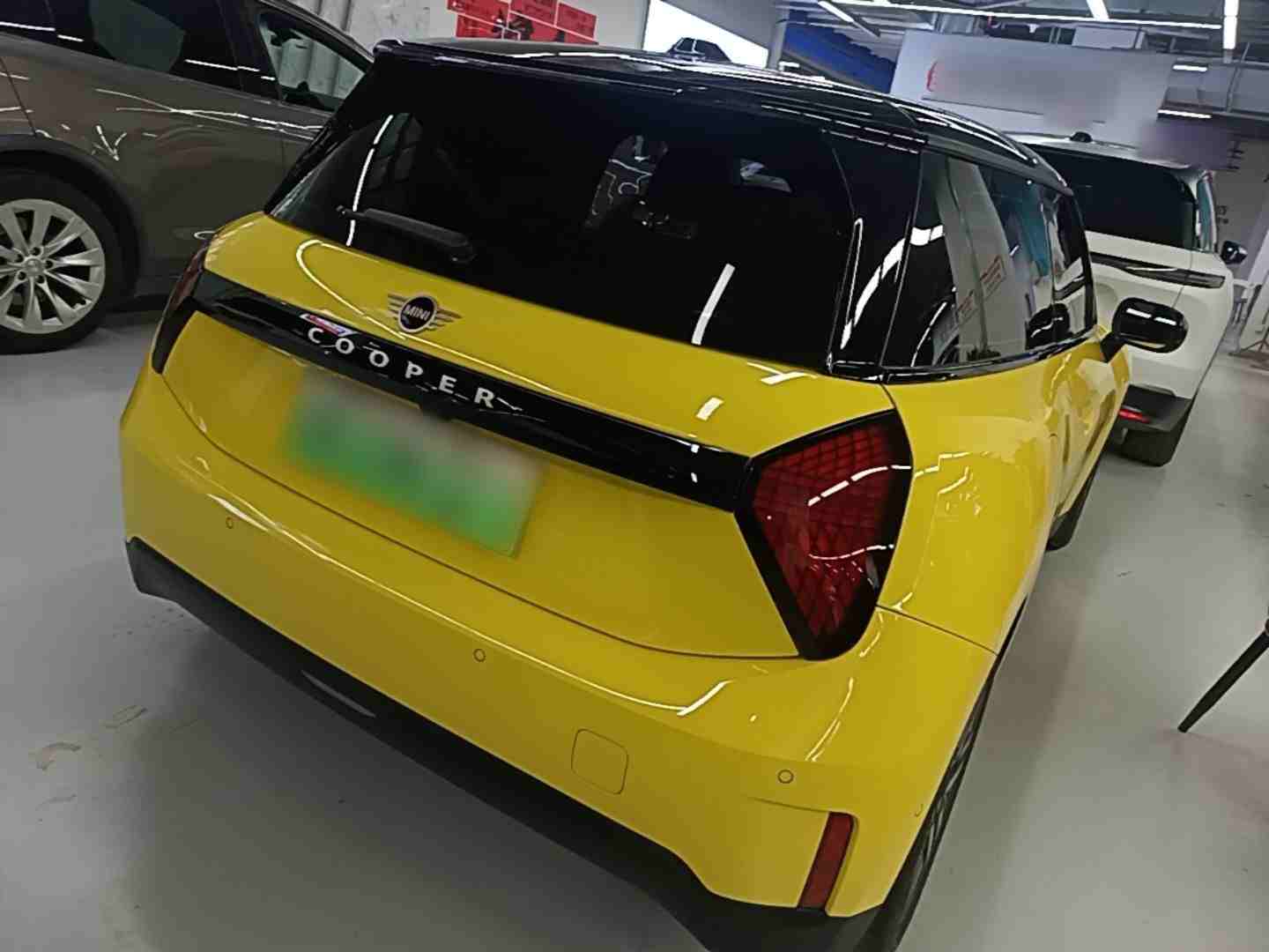 车辆右后45度外观展示