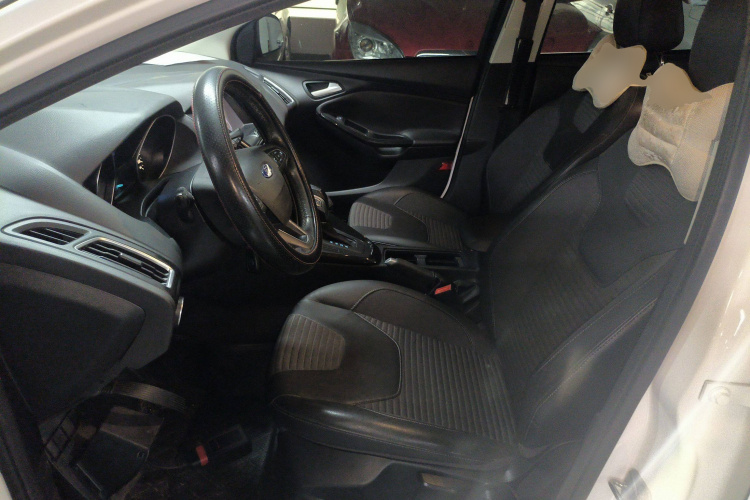 福特 福克斯 2015款 三厢 1.6L 自动风尚型中控内饰19