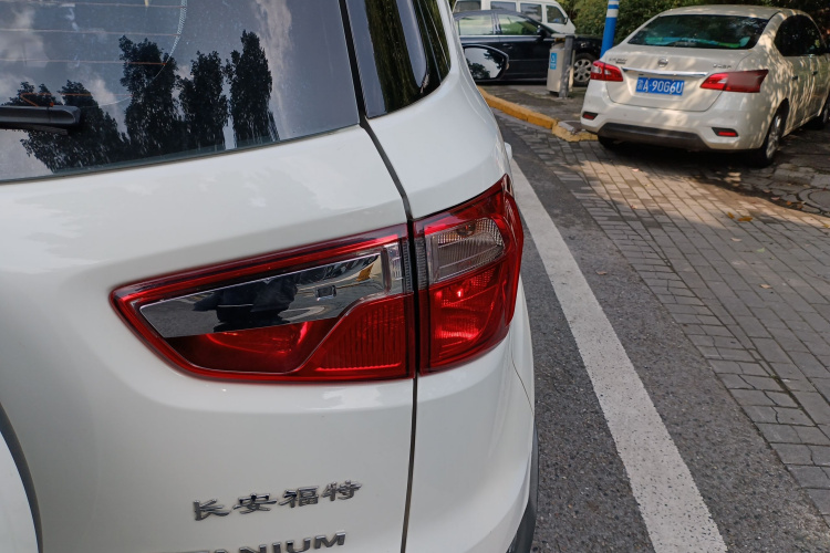 福特 翼搏 2013款 1.0L GTDi 手动尊贵型车身外观9