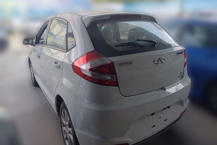 奇瑞 风云2 2013款 两厢 1.5L AMT锐意版车身外观5