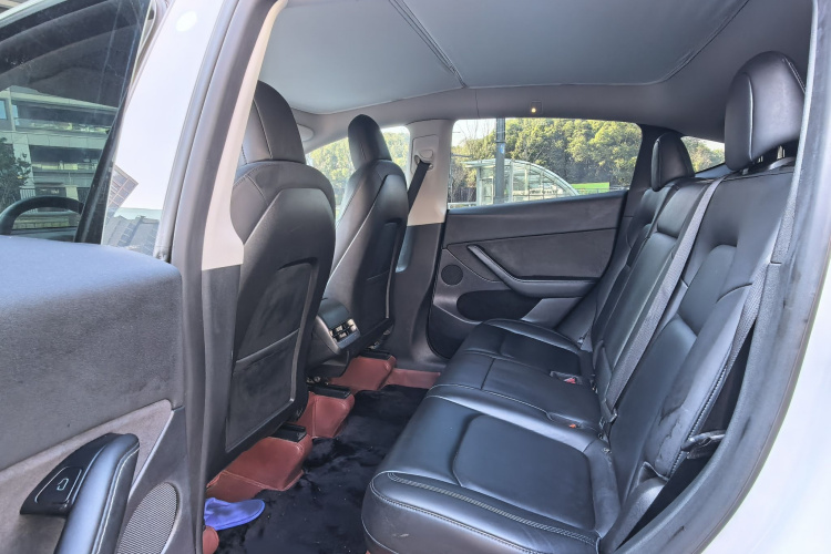 特斯拉 Model Y 2022款 长续航全轮驱动版中控内饰7002