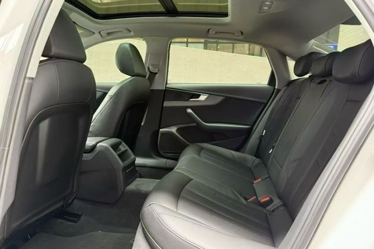 奥迪A4L 2019款 40 TFSI 进取型 国VI中控内饰7004