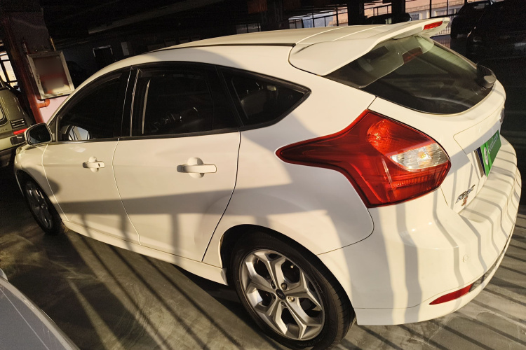 福特 福克斯 2012款 两厢 2.0L 自动豪华运动型车身外观6003