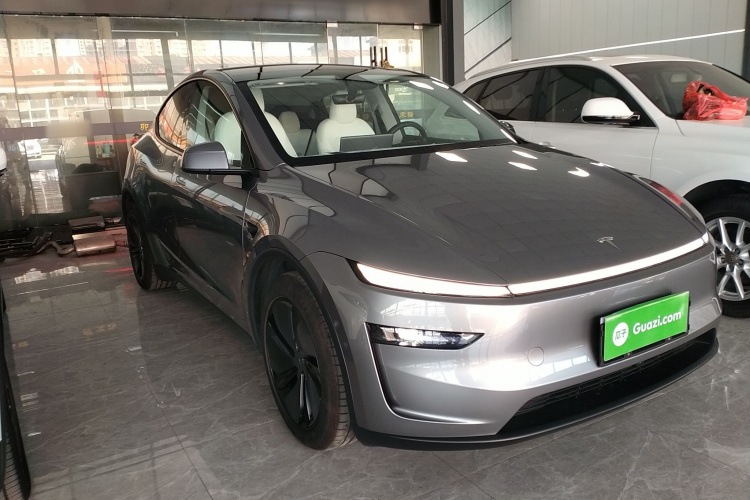 特斯拉 Model Y 2025款 长续航全轮驱动版车身外观3