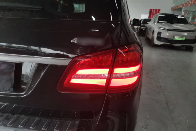 奔驰GLS 2016款 GLS 400 4MATIC动感型车身外观9