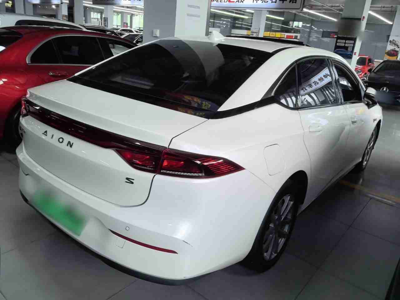 车辆右后45度视角展示