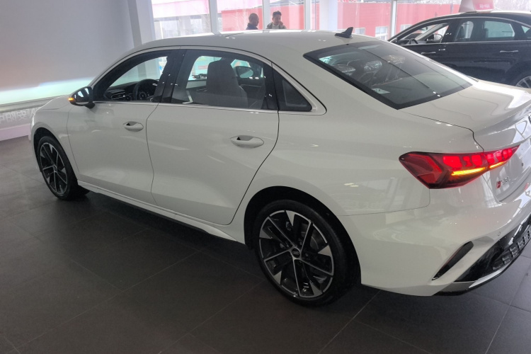 奥迪A3 2025款 A3L Limousine 35TFSI 飞驰尊享型车身外观4