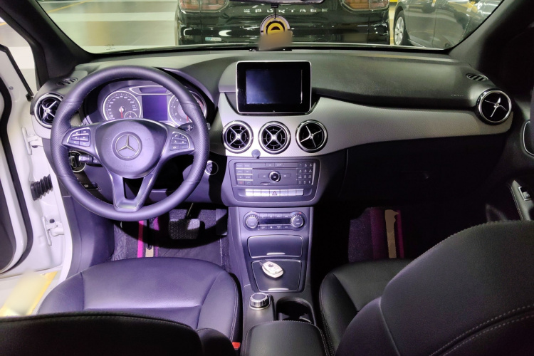 奔驰B级 2015款 B 200 时尚型中控内饰12