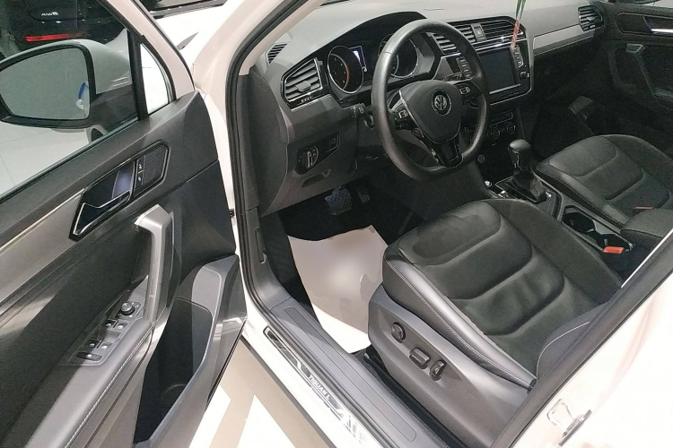 大众 途观L 2018款 330TSI 自动两驱豪华版中控内饰20