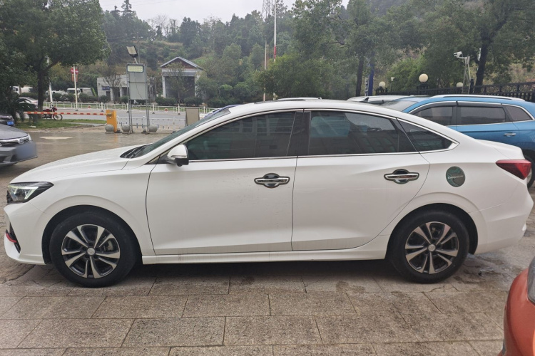 长安 逸动 2022款 PLUS 蓝鲸NE 1.4T GDI DCT尊贵版车身外观6003