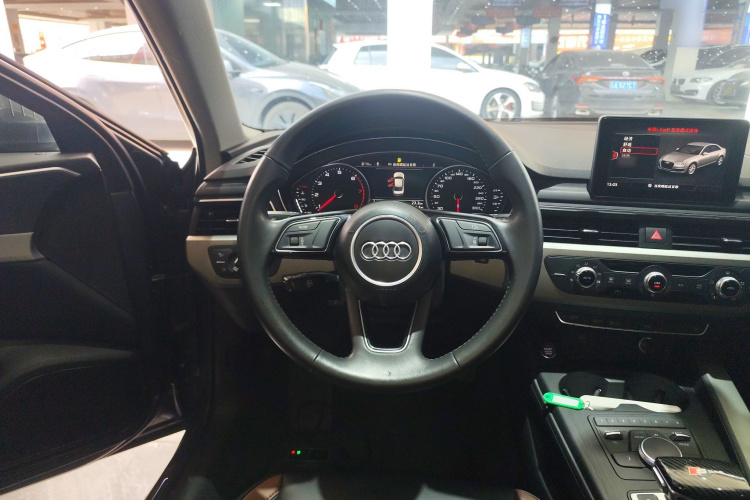 奥迪A4L 2018款 30周年年型 40 TFSI 进取型中控内饰13
