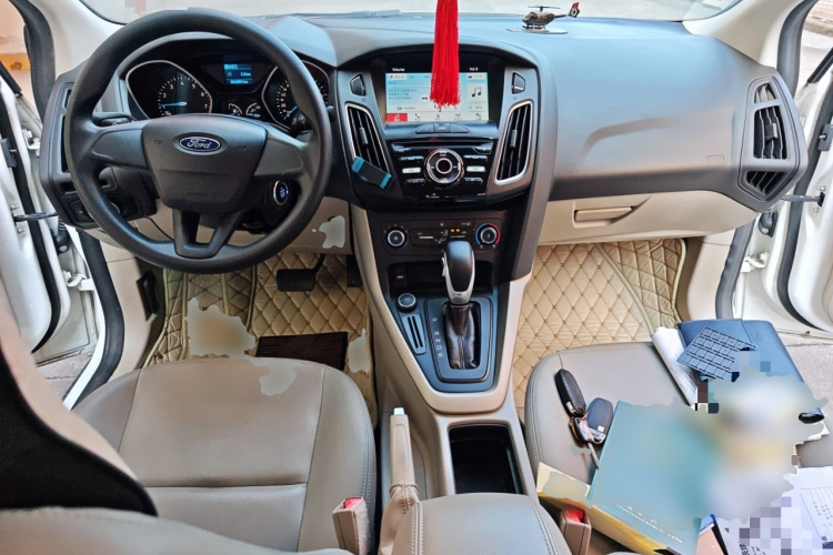 福特 福克斯 2018款 三厢经典 1.6L 自动舒适型智行版中控内饰7002