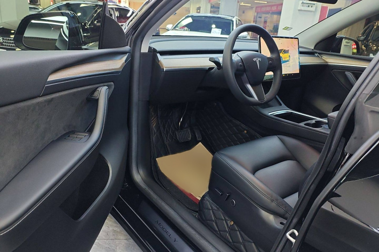 特斯拉 Model Y 2022款 改款 长续航全轮驱动版中控内饰7003