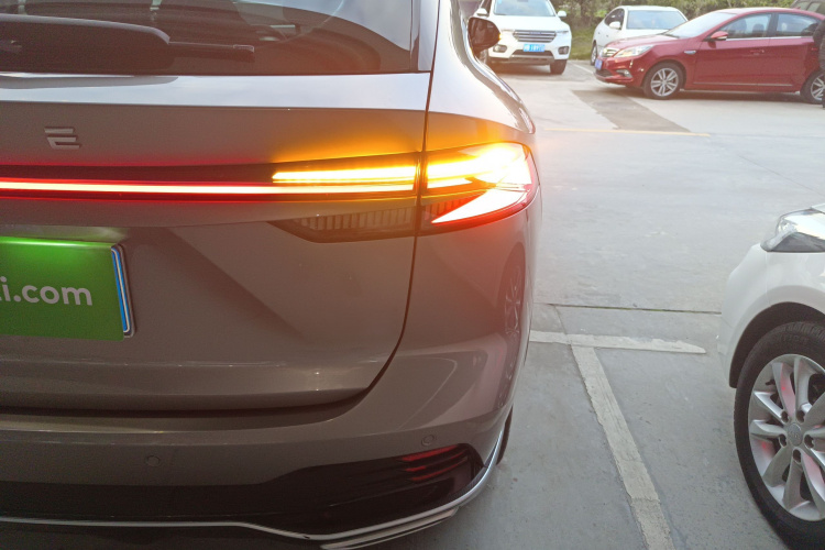 荣威RX5 2023款 1.5T 尊荣滑屏版车身外观9