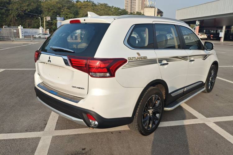 三菱 欧蓝德 2018款 2.4L 四驱豪华版 7座车身外观7