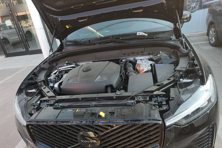 沃尔沃XC60新能源 2025款 插电式混动 长续航四驱智远极夜黑版机舱底盘24