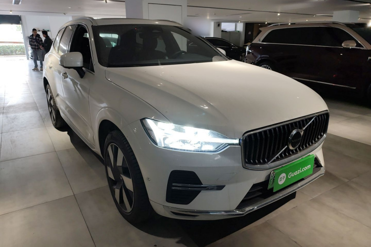 沃尔沃XC60新能源 2024款 T8 插电混动 长续航四驱智远豪华版车身外观3