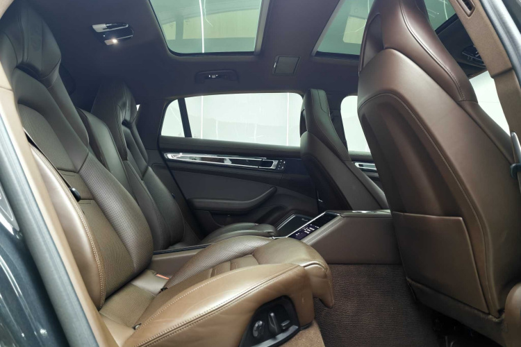 保时捷 2023款 Panamera 4 行政加长版 2.9T中控内饰7010