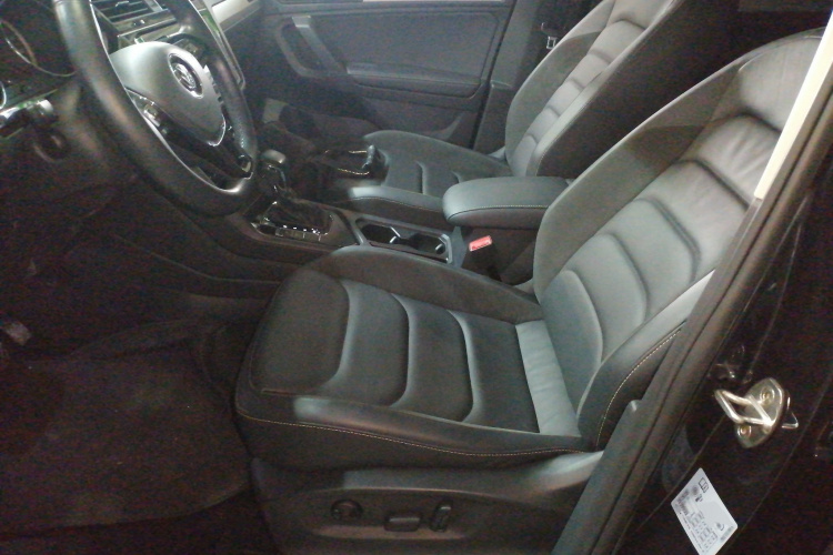 大众 途观L 2019款 改款 330TSI 自动两驱智动豪华版 国VI中控内饰19