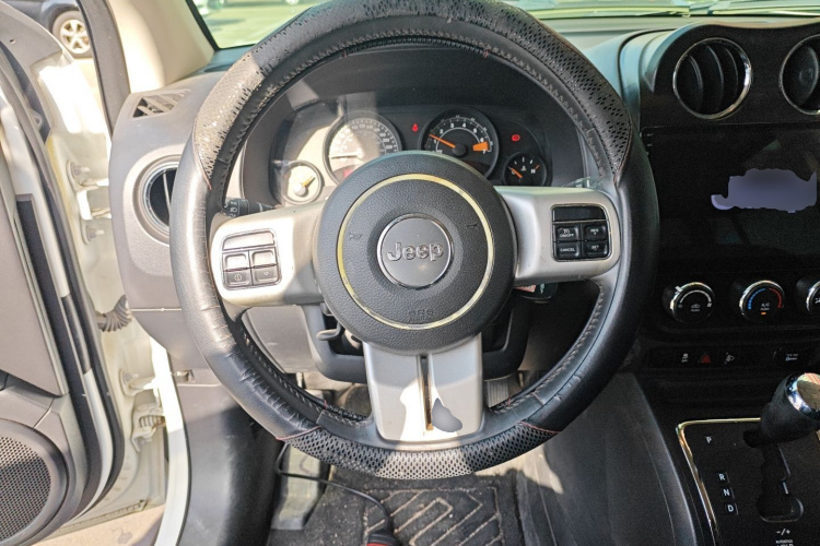 Jeep 指南者(进口) 2015款 2.0L 两驱运动版中控内饰13