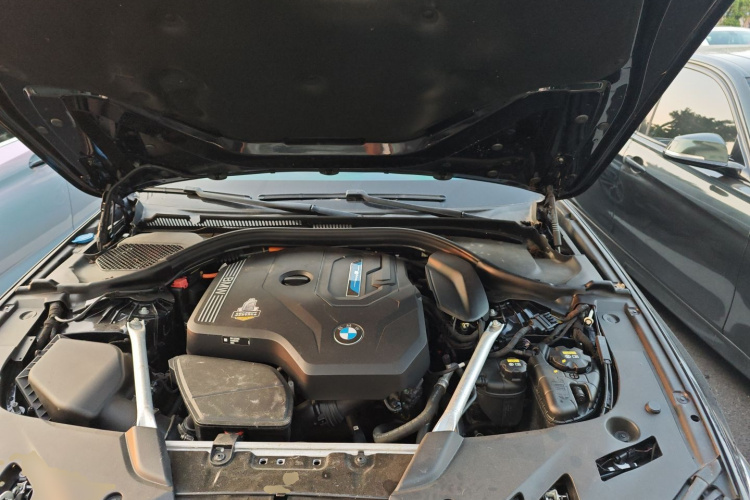 宝马5系新能源 2022款 535Le M运动套装机舱底盘24