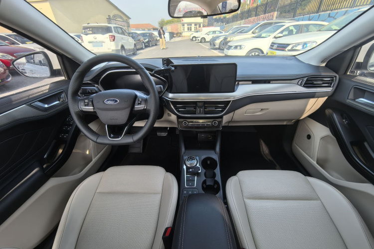 福特 福克斯 2021款 三厢 EcoBoost 180 自动锋潮型中控内饰7002