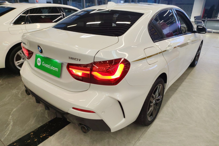 宝马1系 2023款 120i M运动曜熠版车身外观6005