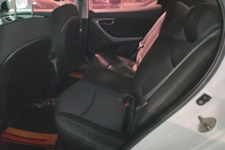 现代 朗动 2015款 1.6L 自动时尚型中控内饰21