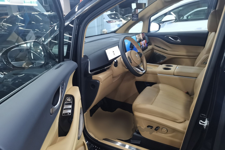 岚图汽车 岚图梦想家 2025款 PHEV 四驱尊贵鲲鹏版中控内饰20