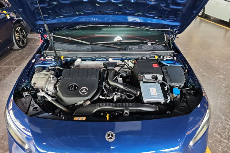 奔驰A级 2021款 A 200 L 运动轿车时尚型机舱底盘24