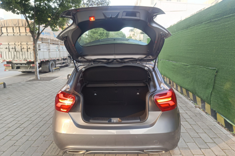 奔驰A级(进口) 2017款 改款 A 200 时尚型机舱底盘23