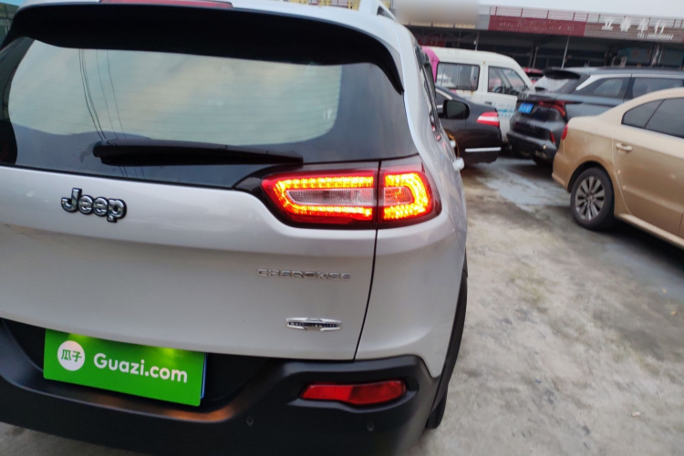 Jeep 自由光 2016款 2.4L 领先版车身外观9