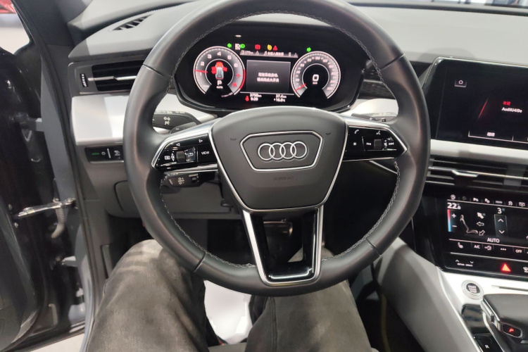 奥迪Q6 2023款 45 TFSI quattro 齐云型 飞骑套装中控内饰13