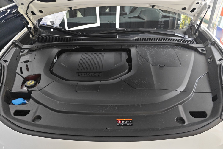领克06 EM-P 2023款 1.5T Remix PHEV Pro机舱底盘24
