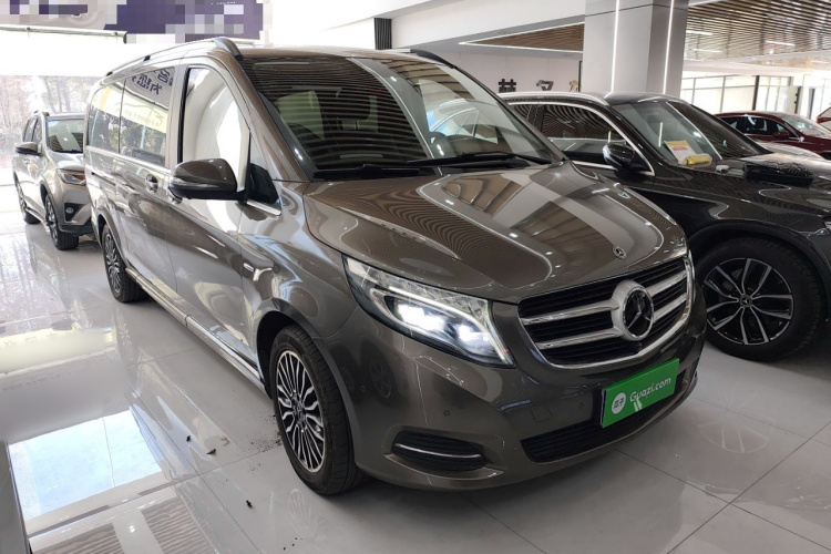 奔驰V级 2017款 V 260 L 尊贵加长版车身外观3