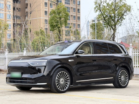 鸿蒙智行 问界M8 2025款 增程 Ultra版 53.4kWh 6座版