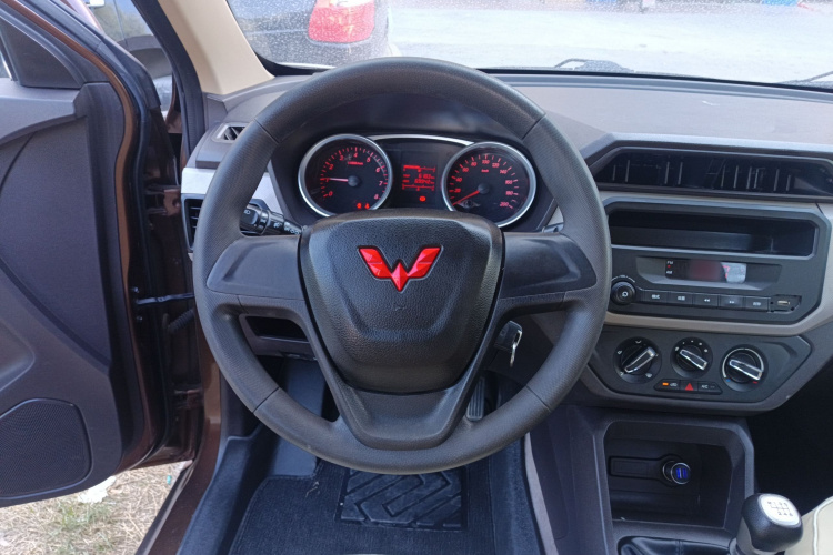 五菱汽车 五菱宏光 2021款 1.5L S标准型LAR中控内饰13