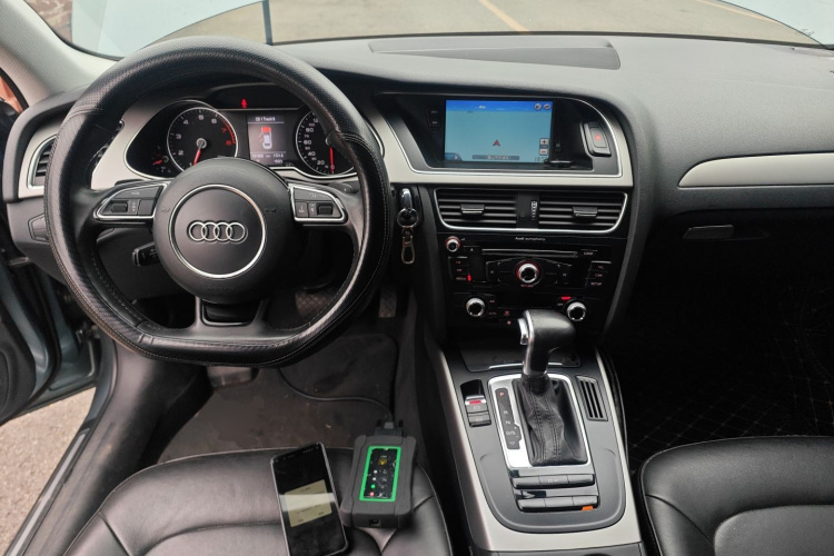 奥迪A4L 2015款 35 TFSI 自动标准型中控内饰12